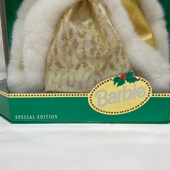 Happy Holidays Barbie - Picture 4 of 12